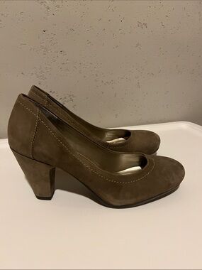 Women’s sage Suede Block Heel Pumps